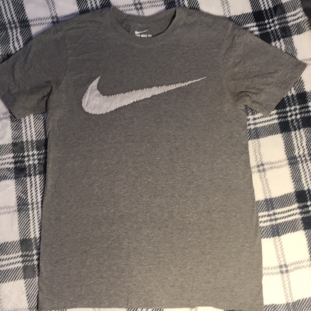 [Gray Nike T-Shirt]